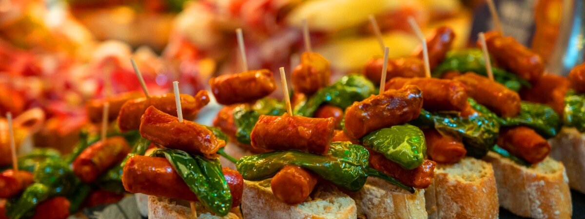 La Fascinante Historia de las Tapas: De Cobertores a Delicias Culinarias