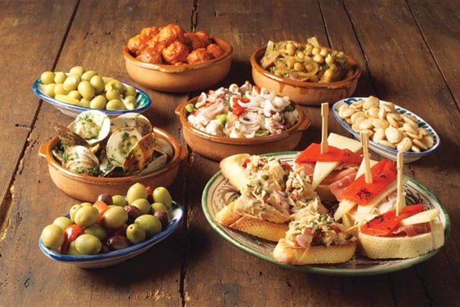 La Fascinante Historia de las Tapas: De Cobertores a Delicias Culinarias